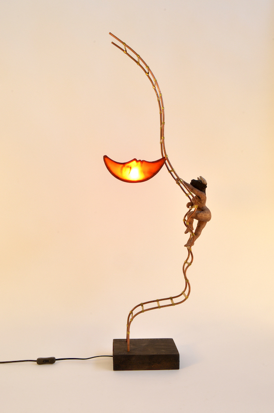 La luna naranja da zumo de luz